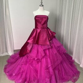 カラードレス ビビッドピンク ベアトップ チュールスカート デザイン感 プリンセスライン 結婚式 前撮りの画像