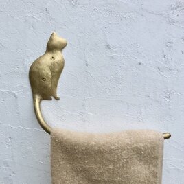 真鍮製　猫の横向きのタオルハンガーの画像