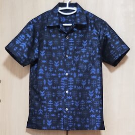 着物リメイク アロハシャツ　黒に青の絣模様　メンズMの画像