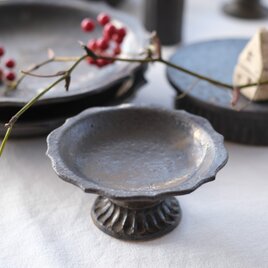 【再販】黒釉高台付輪花皿・小