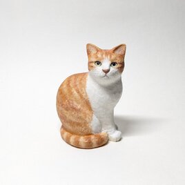 木彫り猫〈おすわり(茶白)〉の画像