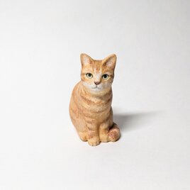 小さな木彫り猫〈おすわり(茶)〉の画像