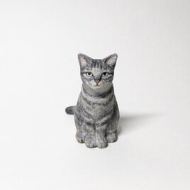小さな木彫り猫〈おすわり(サバ)〉の画像