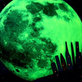 暗闇の中でΦ20cmの蓄光月が優しく輝きます～月屋の画像