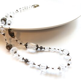 クリアーと古美金のロングネックレス