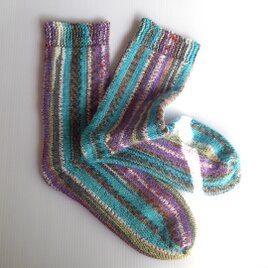 ウールの手編み靴下「ストライプ（水色、紫）」