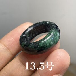 L6-99 一点物 黒緑 13.5号 ミャンマー産天然 A貨 本翡翠 くりぬき リングの画像