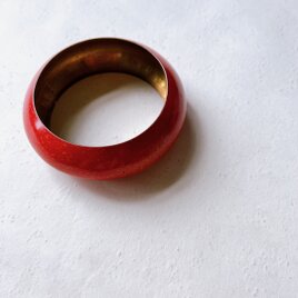 B87-ヴィンテージバングル・U.S.A. 1970〜80s Red marble painted metal bangleの画像