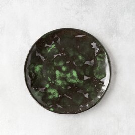 黒い皿（緑の斑紋）の画像
