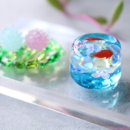 ガラスのミニチュア和菓子　錦玉羹と金平糖　小さなガラスの置き飾りの画像