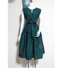 371　１点物　キーネックフレンチスリーブワンピース　ジャンパースカート　紬リメイク　　ゆったりサイズ　　椿柄　緑色　の画像