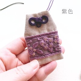 [ネコポス送料無料]刺繍リボンのマース袋・紫色（お守り袋）ワンカラーフラワーの画像