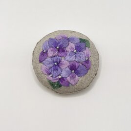 紫陽花の刺繍ブローチ（手縫い）の画像