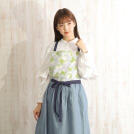 【Michelle Machoto】エプロン ロング ギャザー 花柄 リネン 刺繍 おしゃれ アオノツガザクラ柄 D-0001の画像