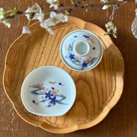 桜舞う小さなお茶碗と小皿のセットの画像