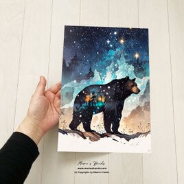 A4 ポスター 自然と融合したクマと夜空の 神秘的な 宇宙 イラスト アートの画像