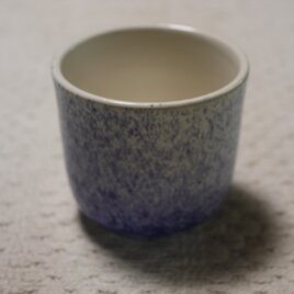 瑠璃ナマコ釉　裾濃（すそご）吹き付けの湯飲みの画像