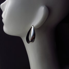 大ぶりなシルバーピアス