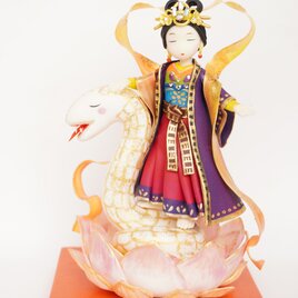 白蛇に乗った弁財天の人形の画像