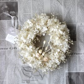 a white,melancholy sigh wreathの画像