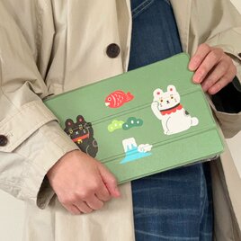 手帳型iPadケース【シロクロ招き猫】三折りスタンド機能付プラケースタイプの画像