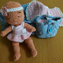 編みぐるみ　編み人形　 ゆりかごの赤ちゃん 着せ替え人形の画像