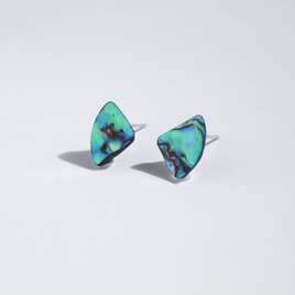 心奪われる色彩　パウアシェルのピアス　差し色になるアクセサリー
