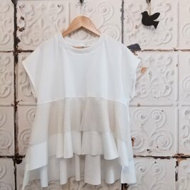 ペプラム裾のホワイトTシャツの画像