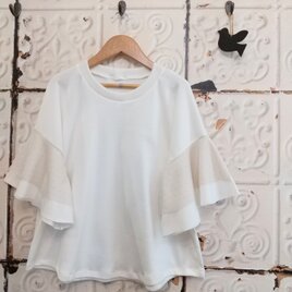 フレアフリルスリーブのホワイトTシャツの画像