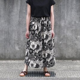 ノルディック調フラワー　綿麻ギャザースカート（モノトーン フラワー）リネン 麻 ロング マキシ ポケット 白黒 生成り