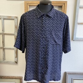 男女兼用❤️オウム柄アロハシャツ 紺（サイズフリー　メンズL、レディースLL）の画像