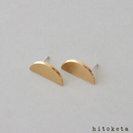 半月の真鍮ピアスの画像