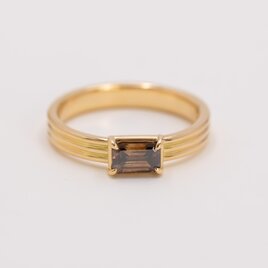 Brown emerald cut diamond three row ringの画像