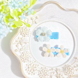 ♥ダスティブルーのお花ꕤ2連ホワイトデイジー♥【ベビー キッズ 赤ちゃん ヘアクリップ ヘアピン お花  プレゼント 】の画像