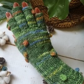 緑の原、草の実〜オパール毛糸の指先フリー手袋の画像