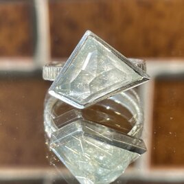カイヤナイト　×　ルチルクォーツ　ひんやり　かっこいい　鋭角立体カット　シルバーSV925リングの画像