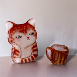 憂う仔猫とミルクティーのセットブローチの画像