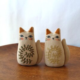 信楽白土でつくった白ネコ (M)  つる草（緑・黄）の画像