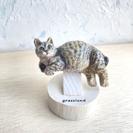 置物にもなる木彫り猫のブローチ　（専用台付）の画像