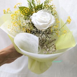 プリザーブドフラワー大輪の白の薔薇とかすみ草の花束（花束ラッピングの画像