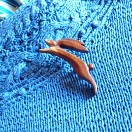 跳ぶうさぎのブローチ　ナツメ材