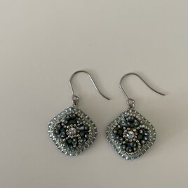 花結びのピアス　銀いろの画像