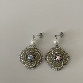 花結びのピアス　きいろの画像