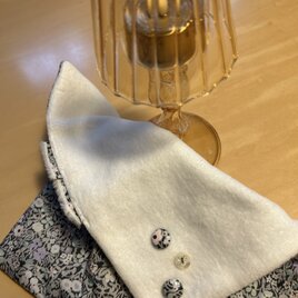 リバティくるみボタン飾りのハンドタオルの画像