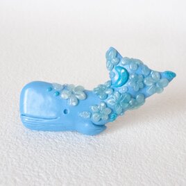 廻遊くじら　ガーデン ブルー　｜　クジラのブローチの画像