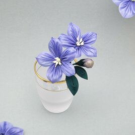 繊細な花びら　キキョウのブローチ　手染め羽二重 /桔梗　つまみ細工  紫　夏まつり　七夕　花火　卒業式　和  夏　秋　和小物　の画像
