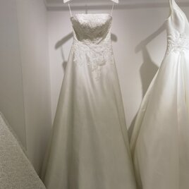 ウエディングドレス ベアトップ 光沢サテン キラキラ光る刺繍 Aライン 結婚式 前撮りの画像