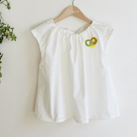 刺繍を施したトップスの画像