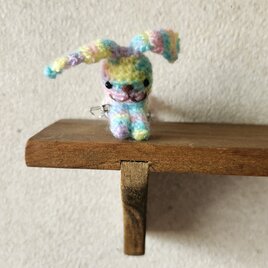 うさぎの編みぐるみブローチ1の画像