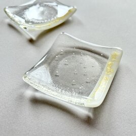 「Milky Way〜水の中の天の川〜」乳白色の白色と透明ガラスに銀箔を散りばめた小皿　箸置き　豆皿の画像